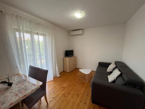 salon z kanapą i stołem w obiekcie Ferienhaus Magdalena w Fažanie