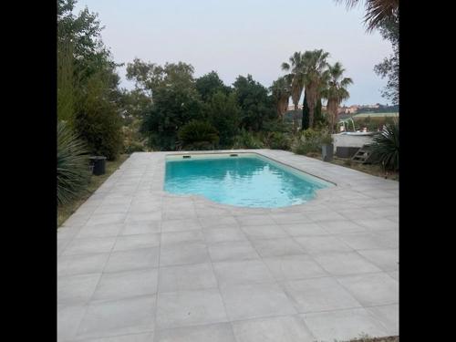 - une piscine au-dessus d'une terrasse carrelée dans l'établissement La Colombette - climatisée avec piscine, à Fréjus