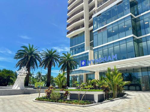 un bâtiment avec une statue devant lui dans l'établissement Wyndham Soleil Danang - Free Two ways Airport Transport, à Đà Nẵng