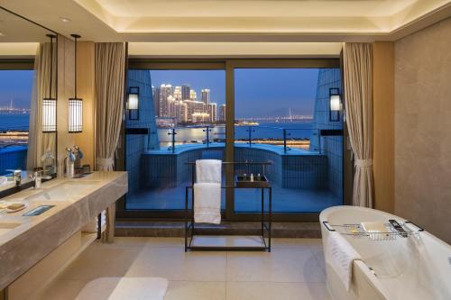 Koupelna v ubytování Hilton Shenzhen Shekou Nanhai
