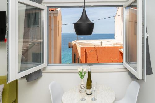 a room with a window with a view of the ocean at Apartmani Miranda in Drasnice