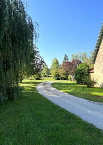 Photo de la galerie de l'établissement Grande maison à la campagne avec piscine, à Arçonnay