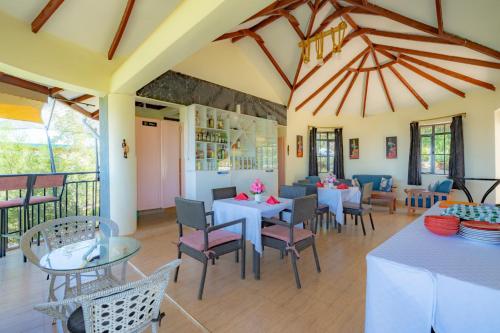 Restaurace v ubytování Mua Hills Tented Camp