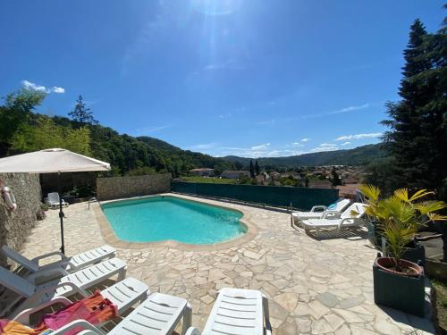 - une piscine avec des chaises longues dans l'établissement Suite familiale Joséphine à La Terrasse 2 à 4 personnes piscine local vélos, à Tournon-sur-Rhône