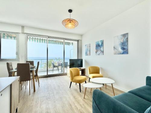 un salon avec un canapé, une table et des chaises dans l'établissement Le Milord - Easy Home Booking, à Nice
