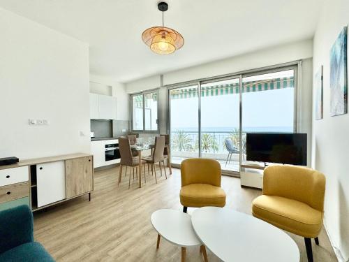 un salon avec une table et des chaises dans l'établissement Le Milord - Easy Home Booking, à Nice