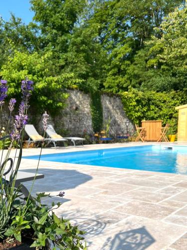 Photo de la galerie de l'établissement Grande maison à la campagne avec piscine, à Arçonnay