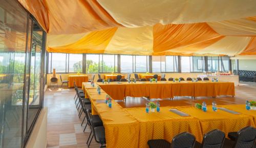 Restaurace v ubytování Mua Hills Tented Camp