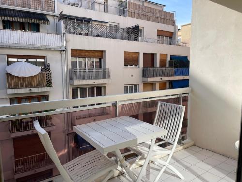 - un balcon avec une table et des chaises dans l'établissement apppartement avec terrasse - 2 à 4 personnes, à Nice