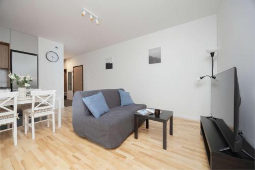Foto Air Conditioned Apartment in Warsaw with Parking, Balcony and Bathtub by Noclegi Renters 1