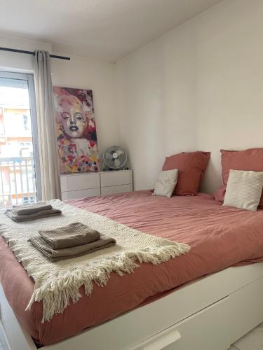 une chambre avec un lit avec des serviettes dessus dans l'établissement apppartement avec terrasse - 2 à 4 personnes, à Nice