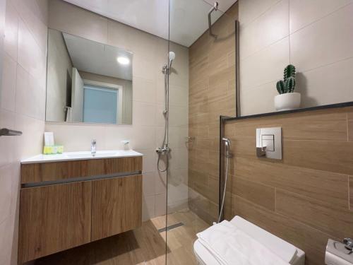 une salle de bain avec douche, lavabo et toilettes dans l'établissement Elegant 3BDR Vista 1 Al Maryah, à Abu Dhabi