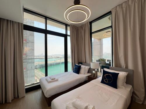 une chambre d'hôtel avec deux lits et une grande fenêtre dans l'établissement Elegant 3BDR Vista 1 Al Maryah, à Abu Dhabi