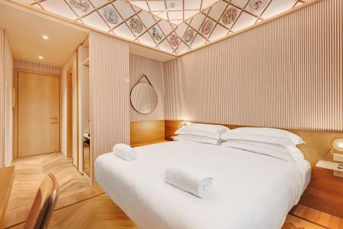 a bedroom with a large white bed in a room at QC Room Milano Porta Romana in Milan