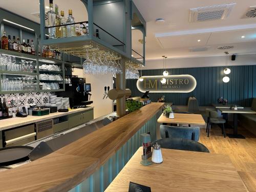 a restaurant with a bar with tables and chairs at Hotel Am Markt Nordenham in Nordenham