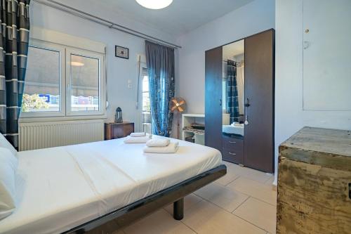 Top-Floor Apt with Private Patio- Nea Ionia by ΜΡS