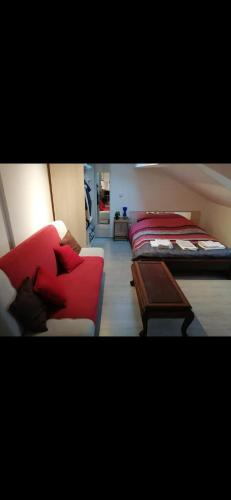 une chambre avec deux lits, un canapé et une table dans l'établissement Charming studio near Sanctuary, à Lourdes