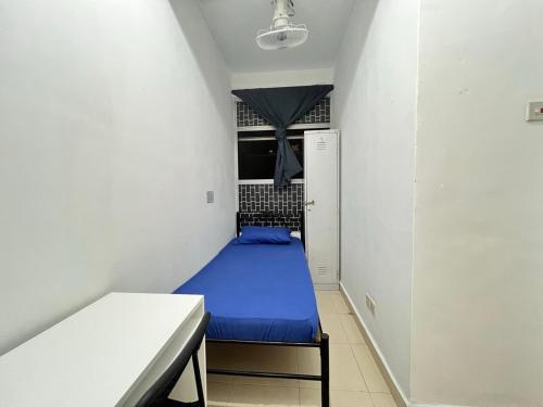 Postel nebo postele na pokoji v ubytování Male Room at Plaza Rah, KL City Centre