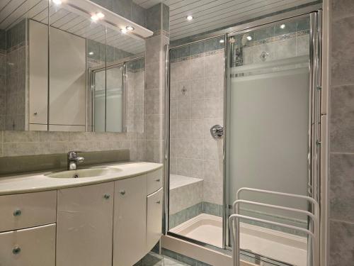 une salle de bain avec une douche, un lavabo et un miroir dans l'établissement Juan les Pins Front de Mer 2P parking Colombier, à Antibes