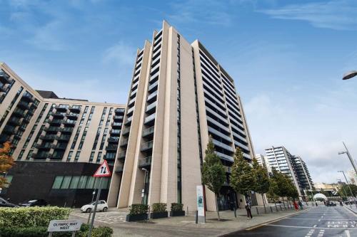 a tall building on a city street with buildings at Alameda and Beton in London near Wembley Park in London
