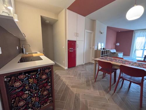 a kitchen with a sink and a table with chairs at Vista con camera - appartamento Grignolino in Casale Monferrato
