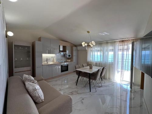 Η κουζίνα ή μικρή κουζίνα στο Luxury Pearl Seaside Apartment