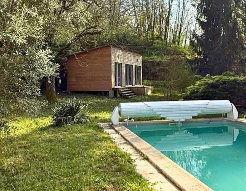 - une piscine en face d'une petite maison dans l'établissement Villa des Etoiles - Un Hâvre de Paix avec Piscine, à Brive-la-Gaillarde