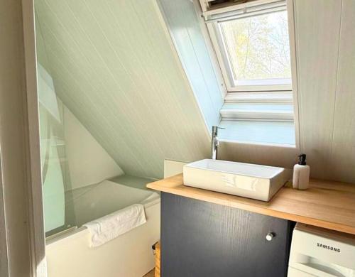 une salle de bain avec un lavabo et une fenêtre dans l'établissement Villa des Etoiles - Un Hâvre de Paix avec Piscine, à Brive-la-Gaillarde