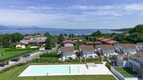 una vista aérea de una casa con piscina en Gardalake Luxury Penthouse, en Padenghe sul Garda