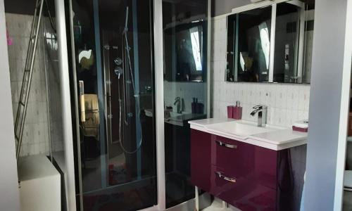 une salle de bain avec un lavabo et une douche dans l'établissement VILLA 5 CHAMBRES 10 PERSONNES 300m PLAGE DEMOISELLE, à Saint-Jean-de-Monts