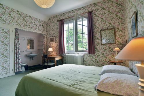 - une chambre avec un lit, une fenêtre et un lavabo dans l'établissement La Chevrière - Grande maison à 50m de la plage, à Saint-Cast-le-Guildo