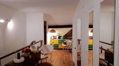 un salon avec une table et des chaises dans l'établissement VILLA 5 CHAMBRES 10 PERSONNES 300m PLAGE DEMOISELLE, à Saint-Jean-de-Monts