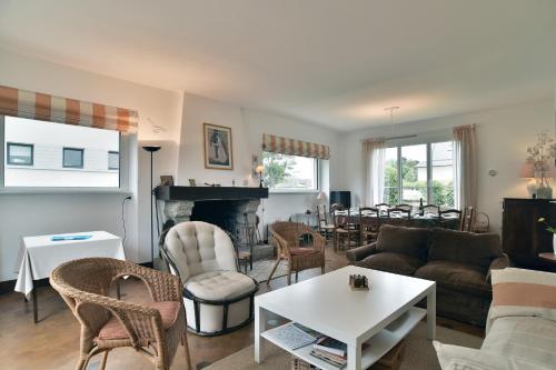 un salon avec un canapé et une cheminée dans l'établissement La Chevrière - Grande maison à 50m de la plage, à Saint-Cast-le-Guildo