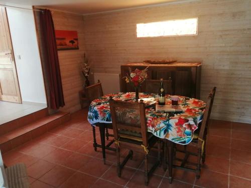 une salle à manger avec une table avec des chaises et un buffet dans l'établissement Gîte du Moulin de Brendouez, à Guissény