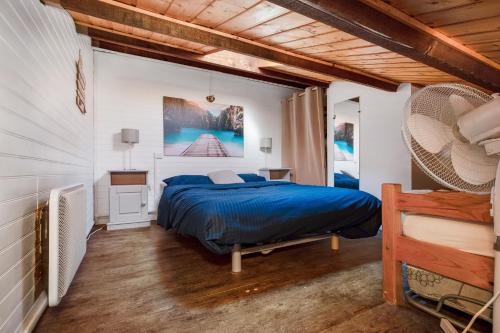 une chambre avec un lit avec une couette bleue dans l'établissement Le Santa-Marina - proche plage, à Fleury