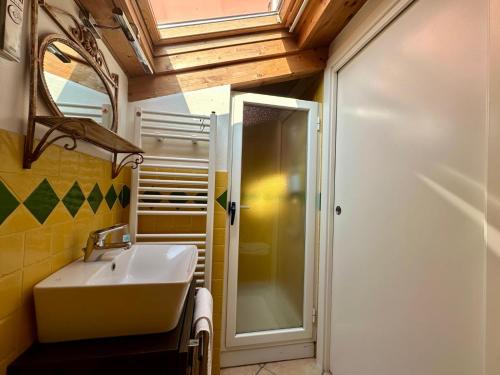 ein Badezimmer mit Waschbecken und Dusche in der Unterkunft La Bouganville 2 in Arma di Taggia