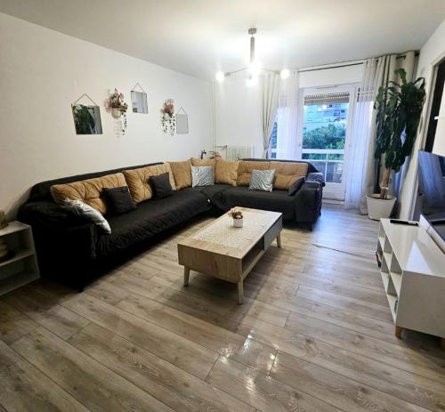 Μια τηλεόραση ή/και κέντρο ψυχαγωγίας στο Logement dans résidence - à 10 km du centre ville et à 5 minute du parlement européen avec parking gratuit