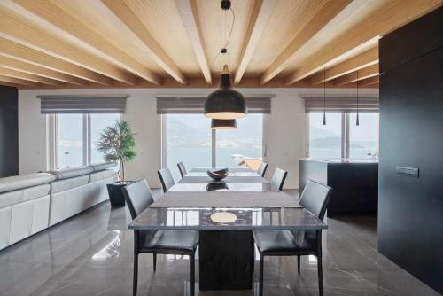 Χώρος καθιστικού στο Luxury Lakefront Penthouse