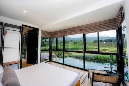 Πισίνα στο ή κοντά στο The RIV Eco Villa
