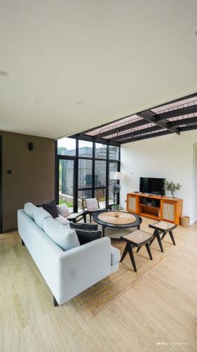 Χώρος καθιστικού στο The RIV Eco Villa
