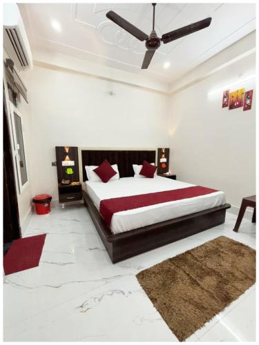 Ayodhya!! AYODHYA HOTEL PRINCE #Fully Air Conditioning Rooms #Free Wi-Fi #Parking #Room Service #Premium Room #Best Hotel In Ayodhya !!的卧室里有一张大床，配有红色枕头