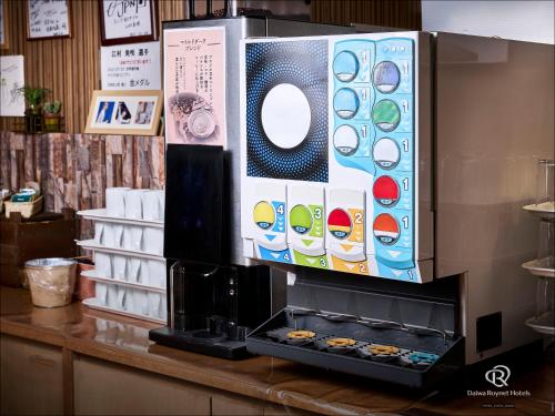 a microwave oven sitting on top of a counter at Daiwa Roynet Hotel Numazu in Numazu
