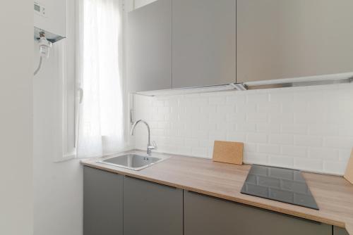 GuestHost - M1 Pasteur Apartment with Balcony