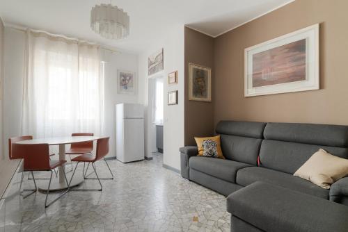 GuestHost - M1 Pasteur Apartment with Balcony
