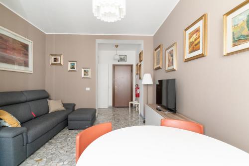 GuestHost - M1 Pasteur Apartment with Balcony