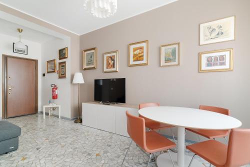 GuestHost - M1 Pasteur Apartment with Balcony