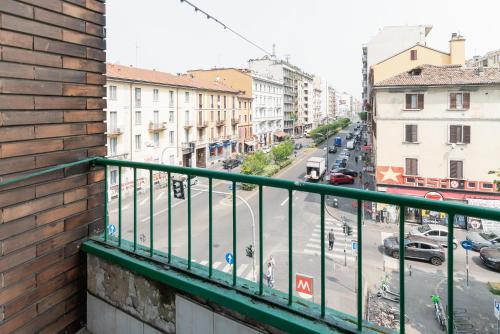 GuestHost - M1 Pasteur Apartment with Balcony