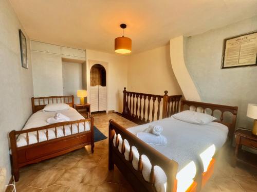 une chambre avec deux lits dans une pièce dans l'établissement Belle-epoque apartment ,3bedrooms with sea view, à Cannes