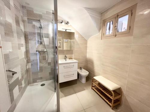 une salle de bain avec douche et toilettes dans l'établissement Belle-epoque apartment ,3bedrooms with sea view, à Cannes