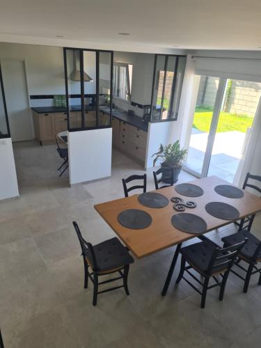 une cuisine et une salle à manger avec une table et des chaises dans l'établissement Maison hyper centre, à Dol-de-Bretagne